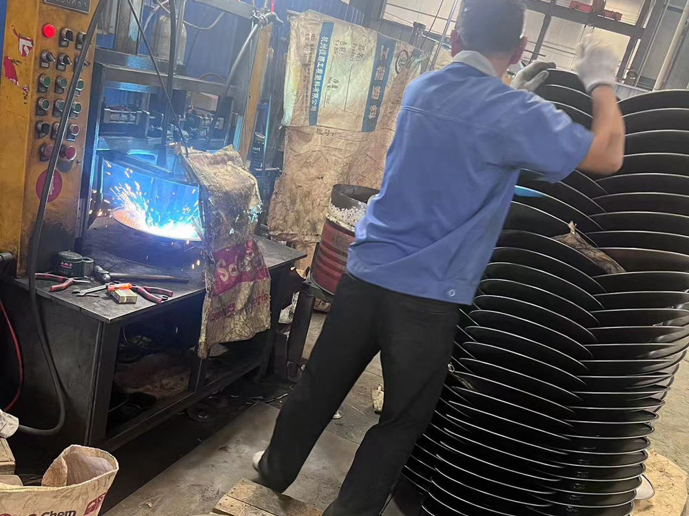 flag-pole-Advertising-exhibition-products-manufacturer-Electric-welding-machine
