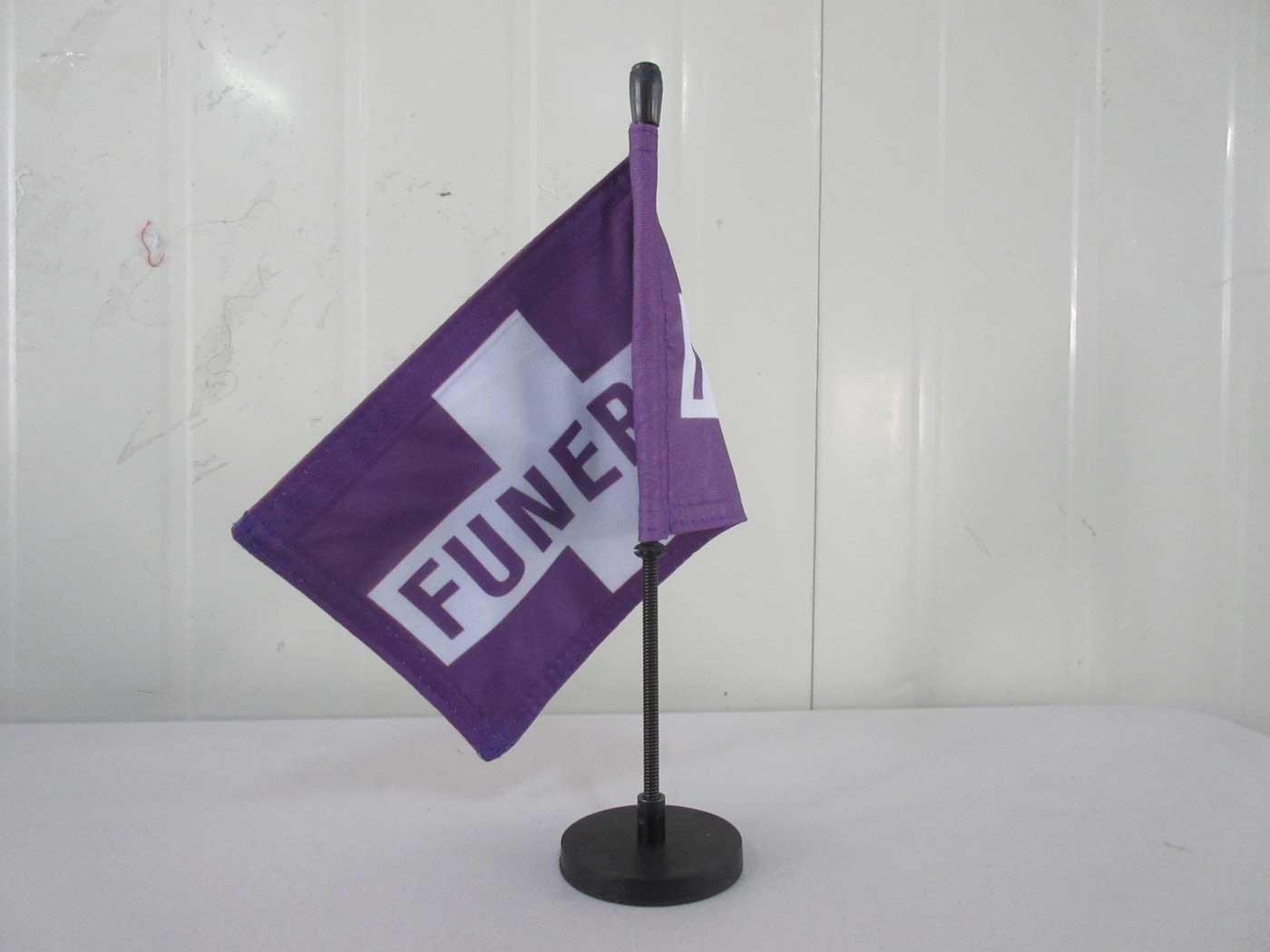 Magnetic car flag with magnetic base fitted to a vehicle panel