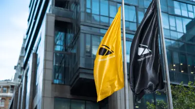 5 Reasons Teardrop Flags Elevate Your Brand Visibility