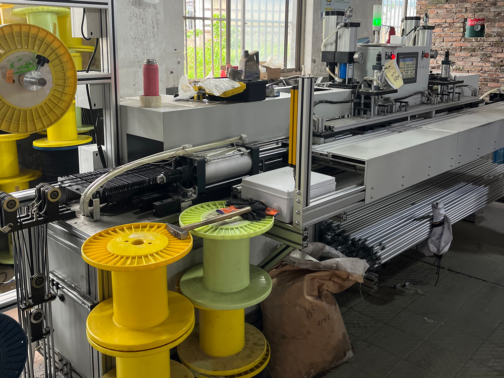 flag-pole-Advertising-exhibition-products-manufacturer-Automatic-cutting-machine